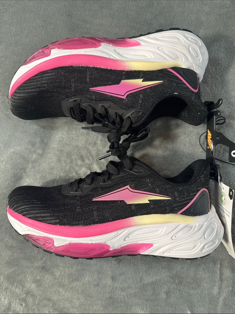 NWTS Avia Black Athletic Sneakers w/Pink & Yellow Accents Womens Sz 6 🩷💛